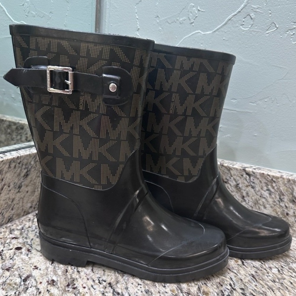 Michael Kors Womens Black Monogram Rubber Rain Boots Mid Calf Buckle Detail